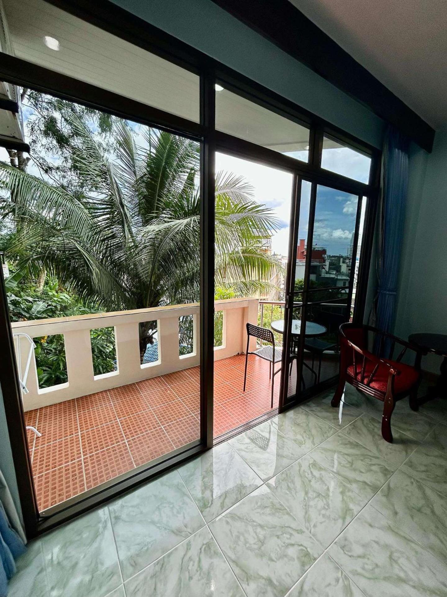 Riviera Patong Hotel Exterior photo